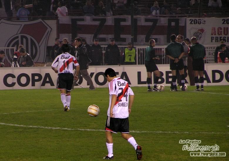 River Plate vs Liga Universitaria de Quito (LIB 2005) 13